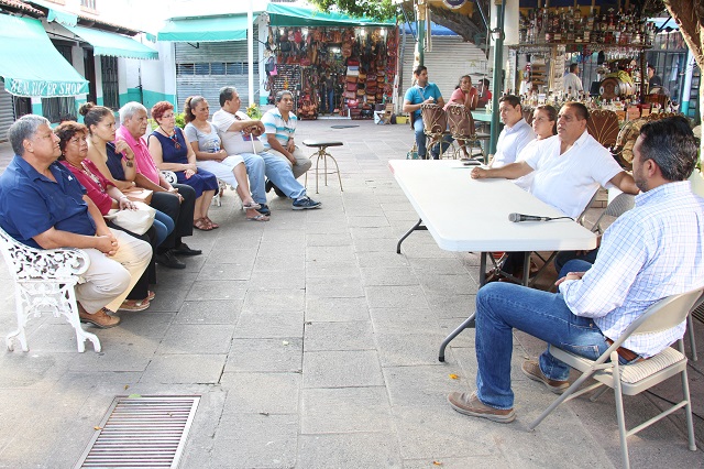 Reunión con maestros jubilados y locatarios