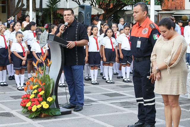 Ceremonia cívica-sismo 1985 (01)
