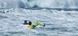 Protección Civil y Bomberos rescata a un joven en la playa Punta Negra