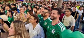 Luis Munguía celebra con la afición vallartense el triunfo de México sobre Ecuador