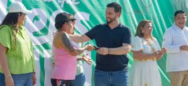 Luis Munguía entrega lentes gratuitos a las familias de La Floresta